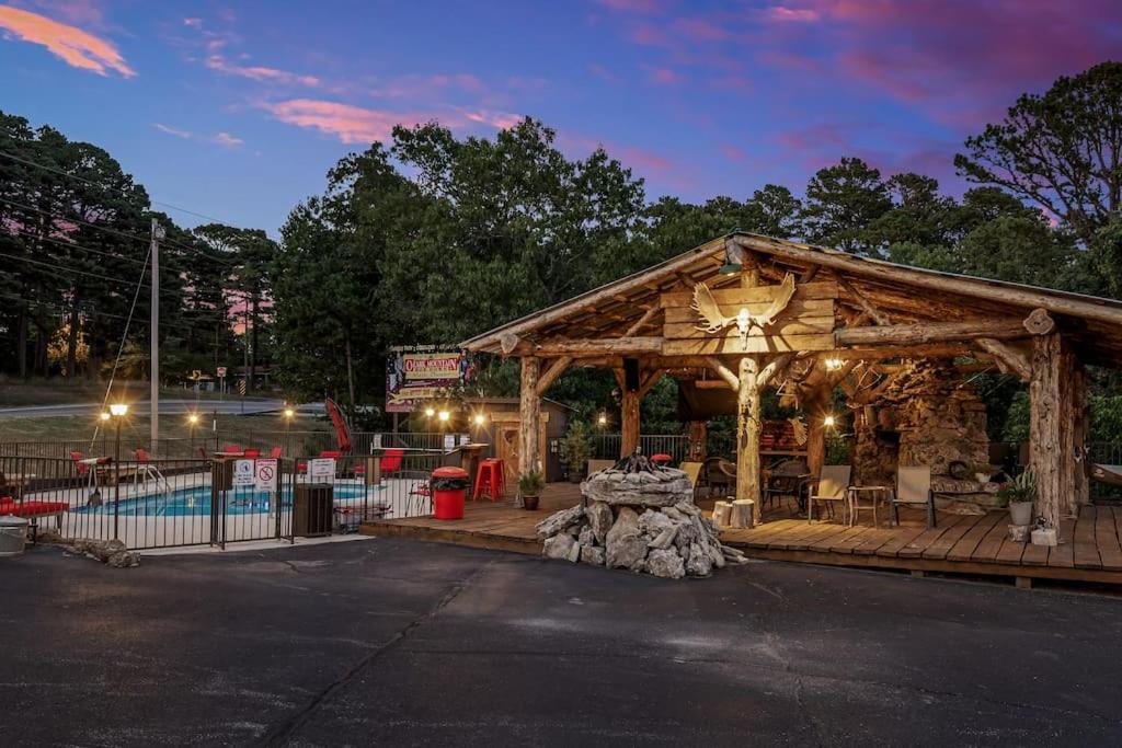 Stonegate Lodge 2 Queen Beds Wifi Tv Salt Water Pool Fire Pits #303 Eureka Springs Εξωτερικό φωτογραφία
